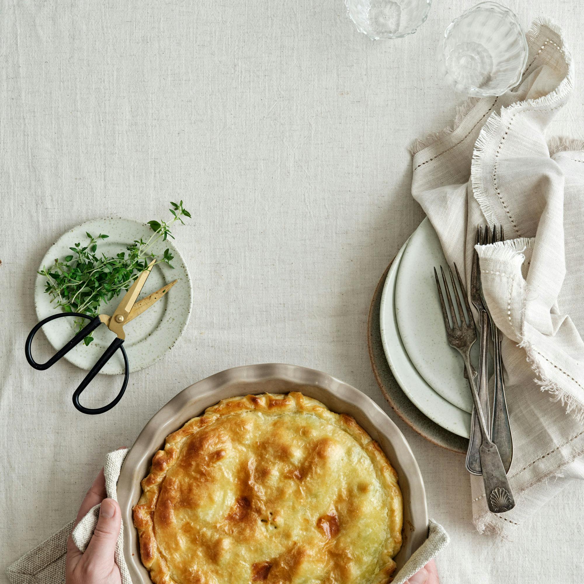 kyllingetærte i serveringsfad