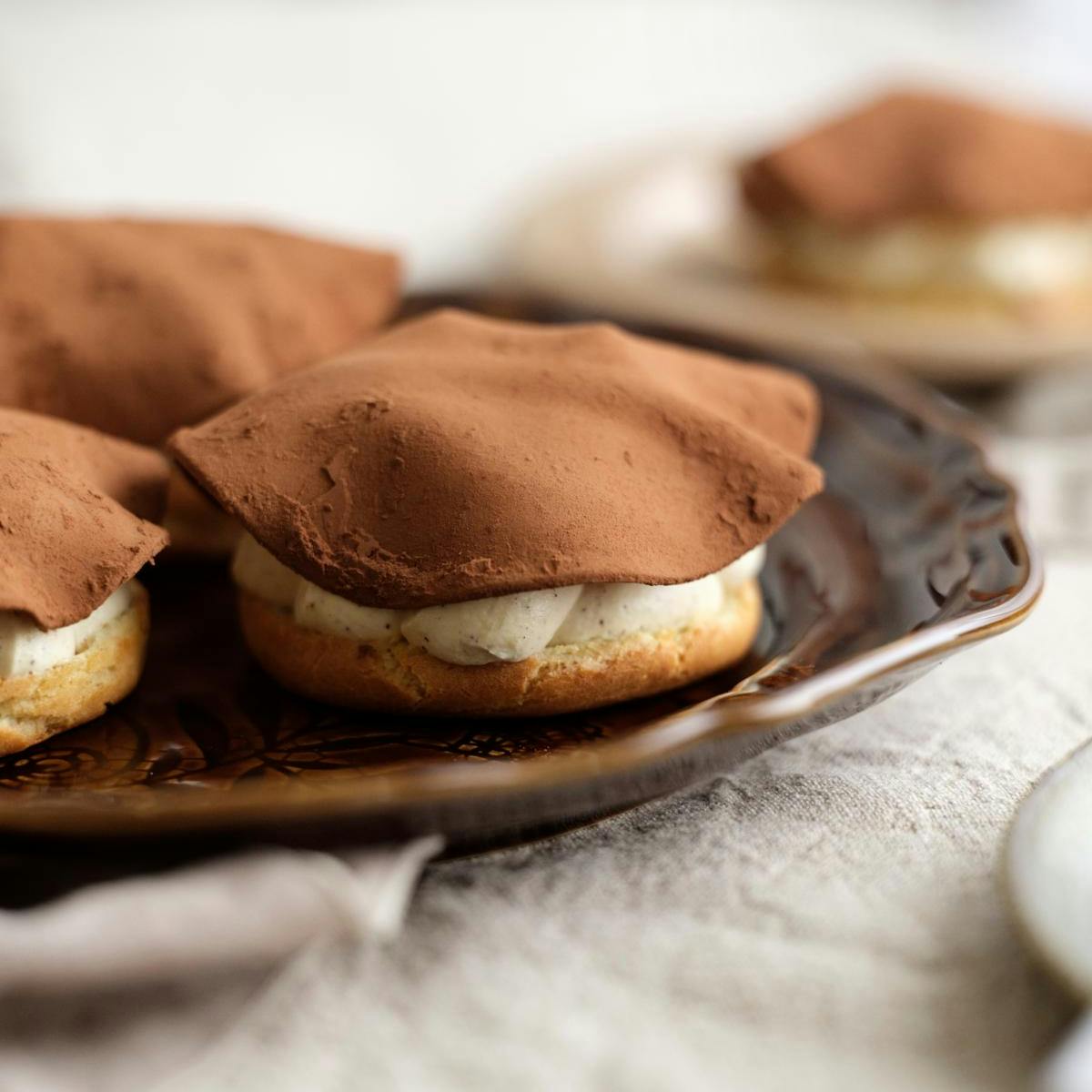 Lækre, bløde kartoffelkager med sveskekompot og flødecreme