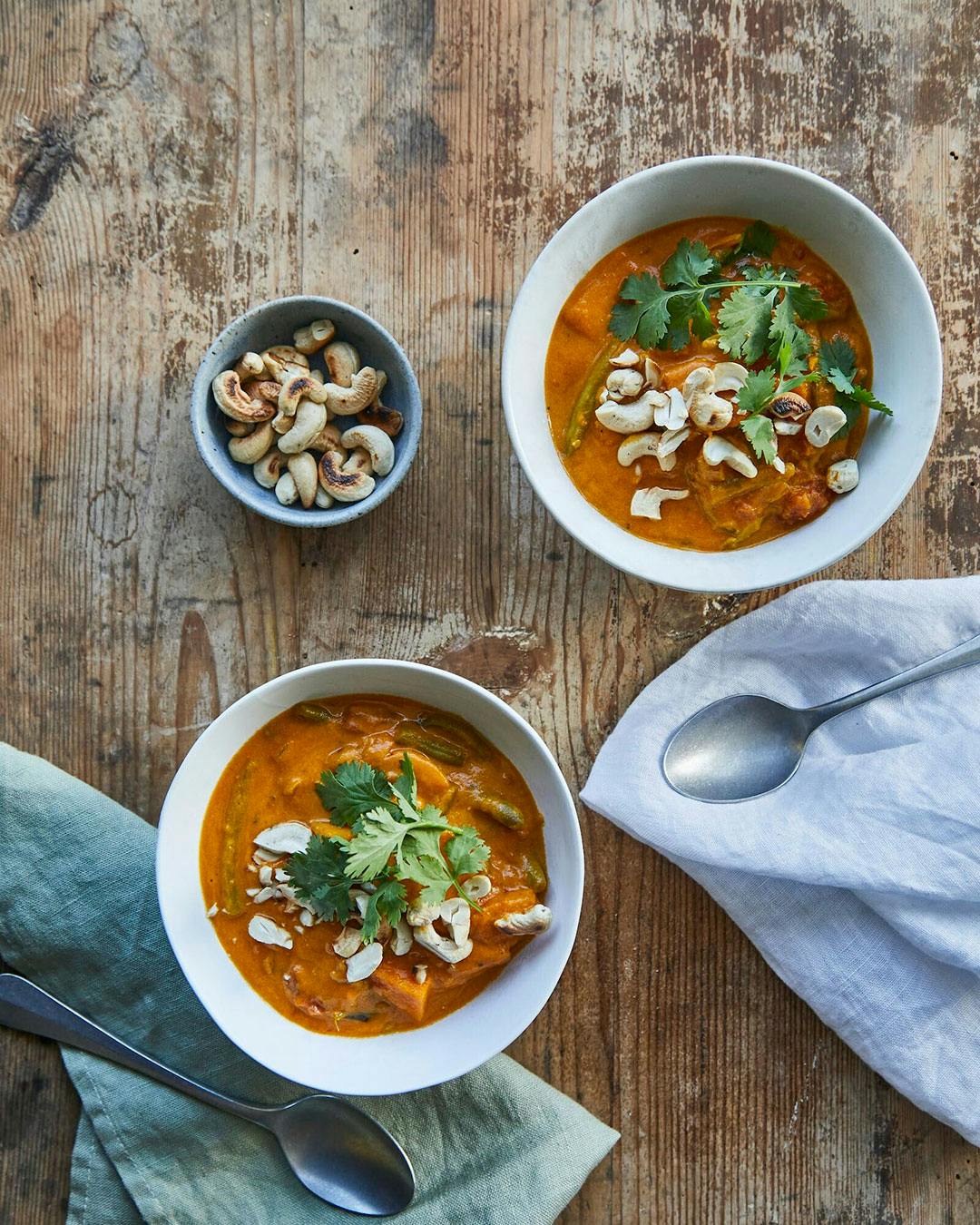 Vegetarisk curry med søde kartofler og grønne bønner