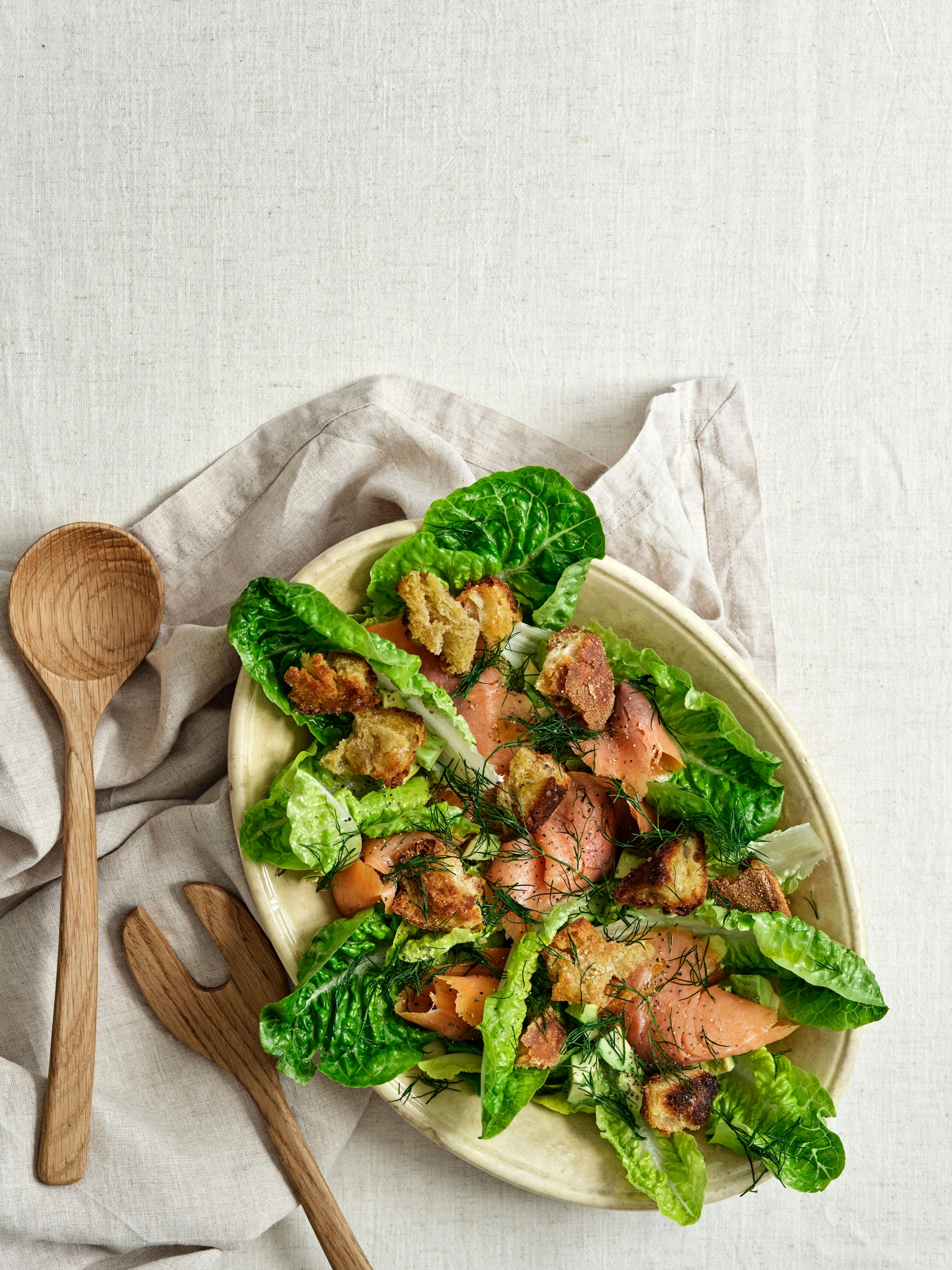 Billede af salat med laks, avocado og croutoner