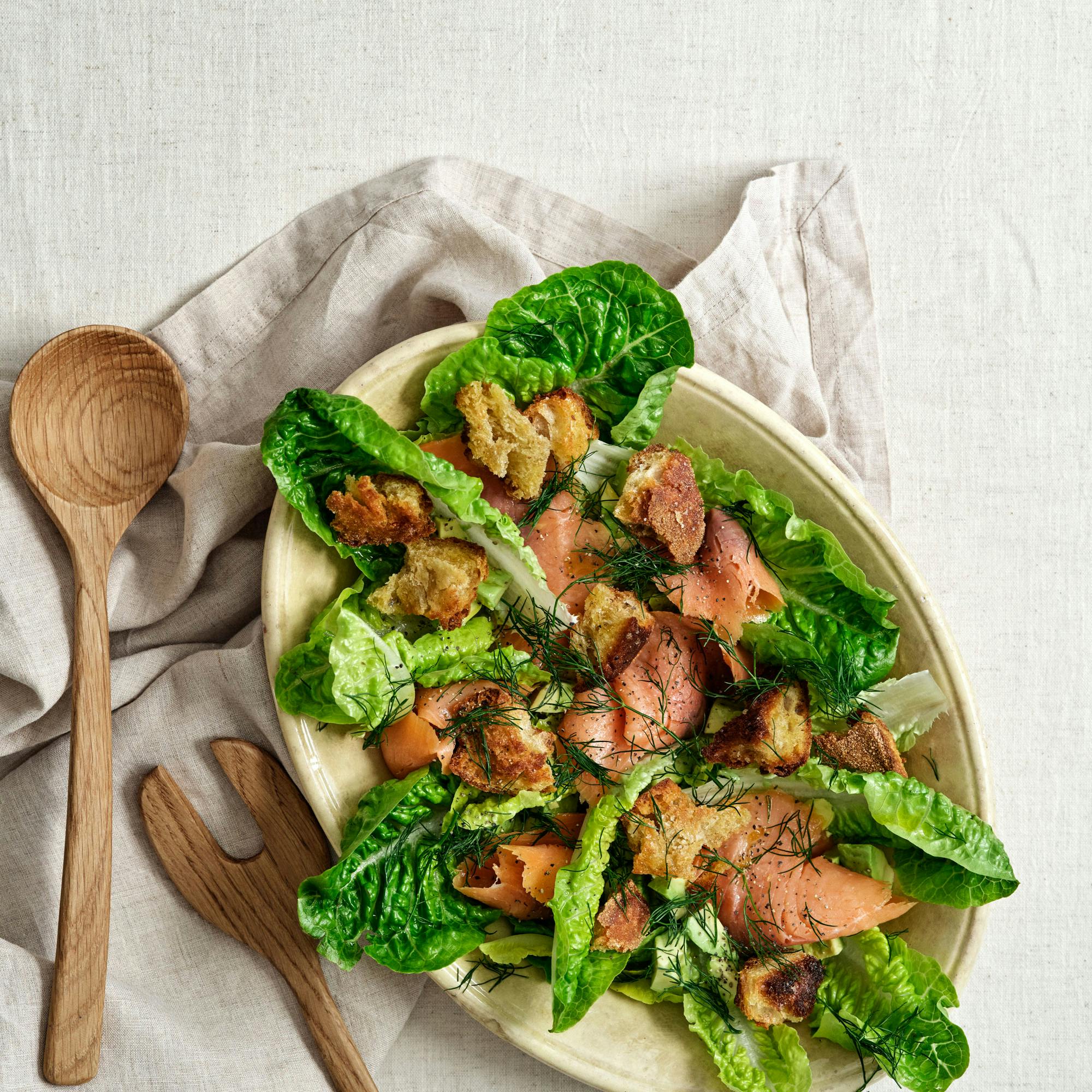 Billede af salat med laks, avocado og croutoner