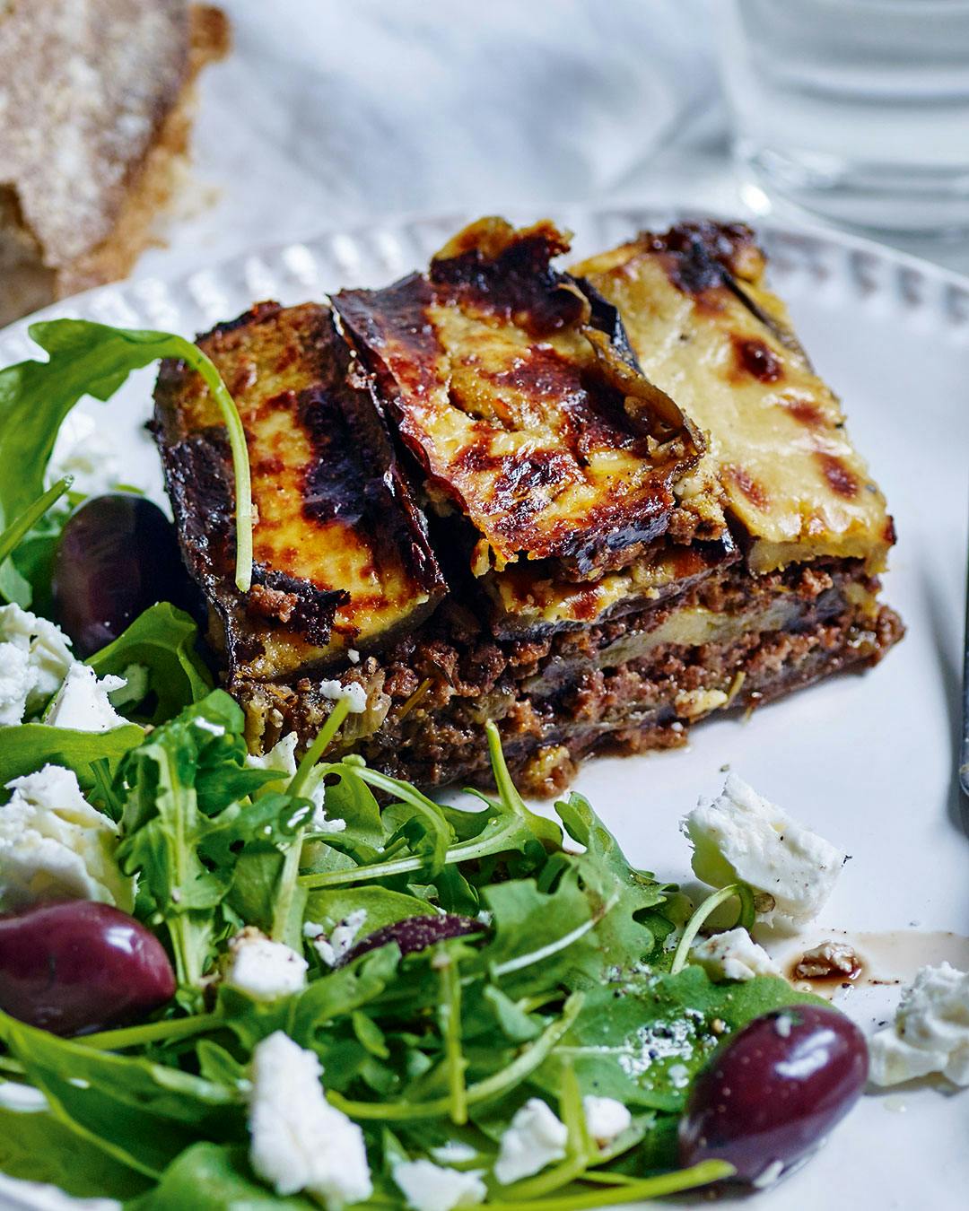 Moussaka med græsk salat