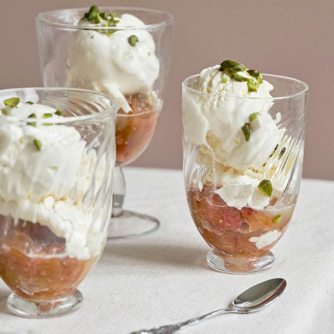 Rabarberkompot med marengs