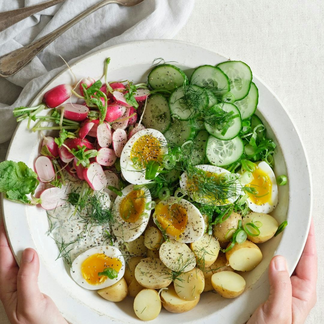 Kartoffelsalat med radiser, dild og æg