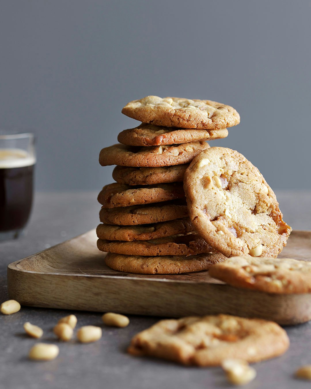 Cookies med karamel, hvid chokolade og peanuts