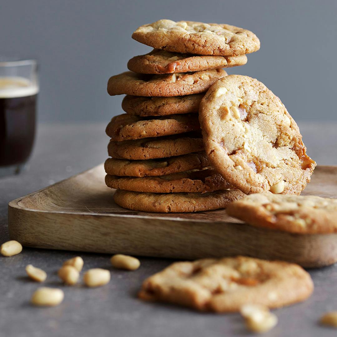 Cookies med karamel, hvid chokolade og peanuts