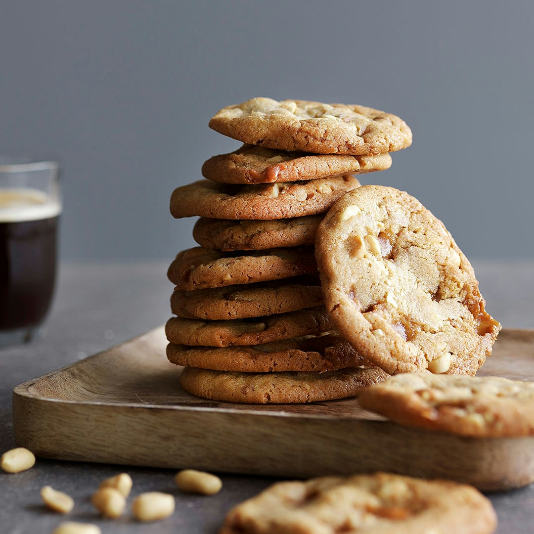 Cookies med karamel, hvid chokolade og peanuts