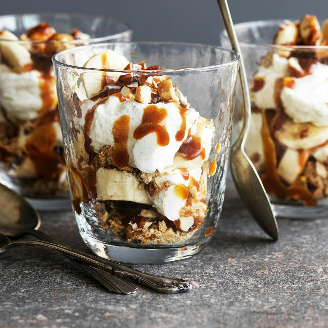 Banoffeetrifli i glas med karamelsauce