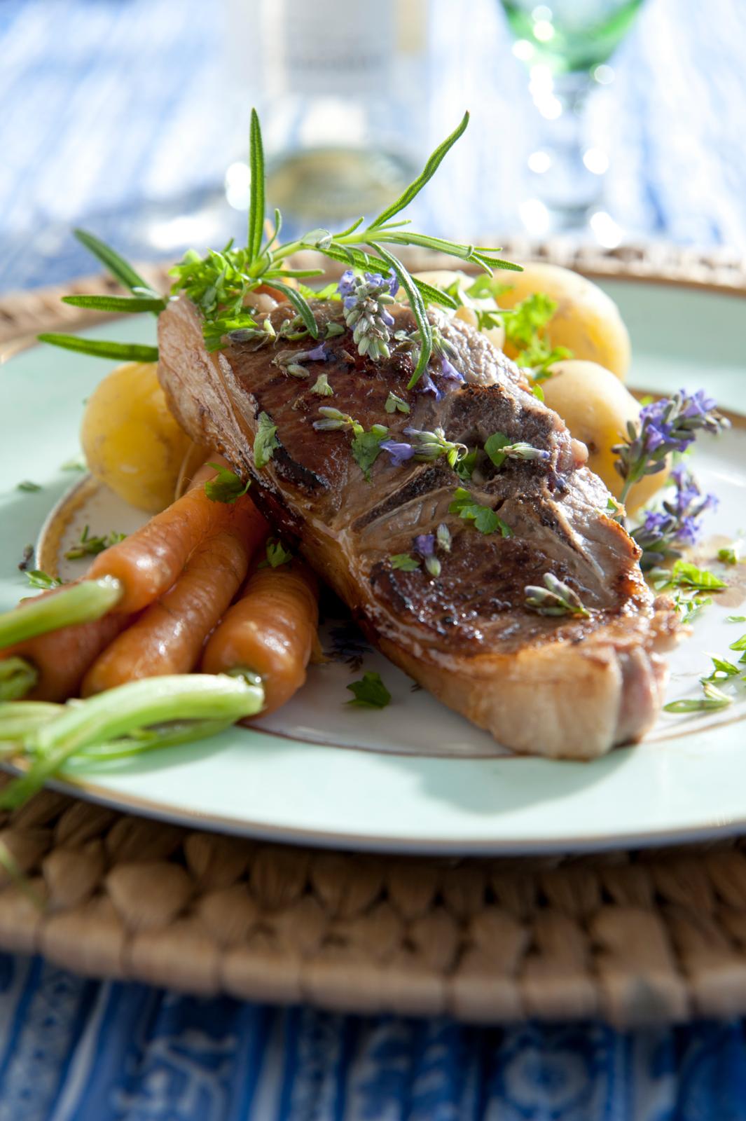 Nye kartofler, lammekotelet og gulerødder med spiselige blomster