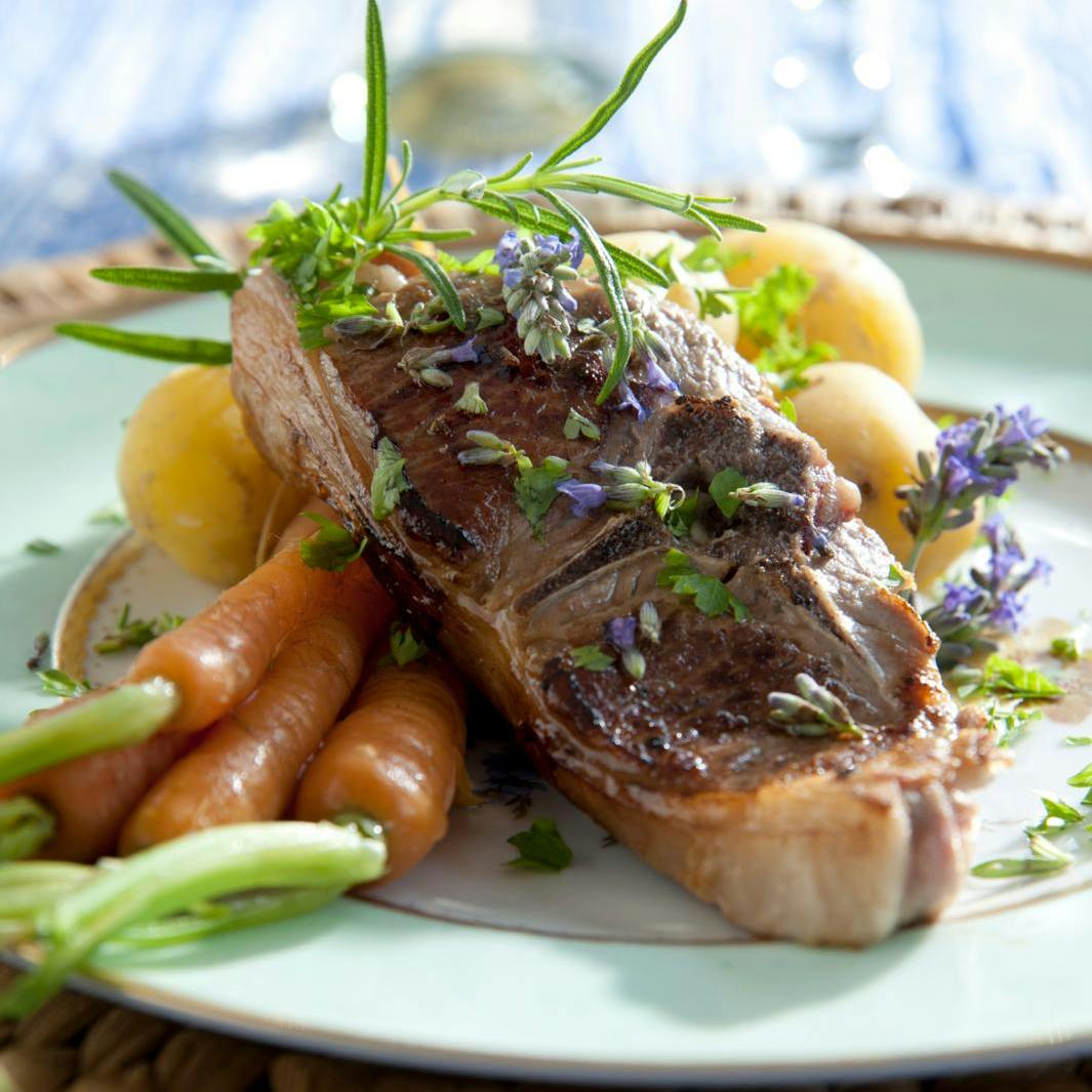Nye kartofler, lammekotelet og gulerødder med spiselige blomster