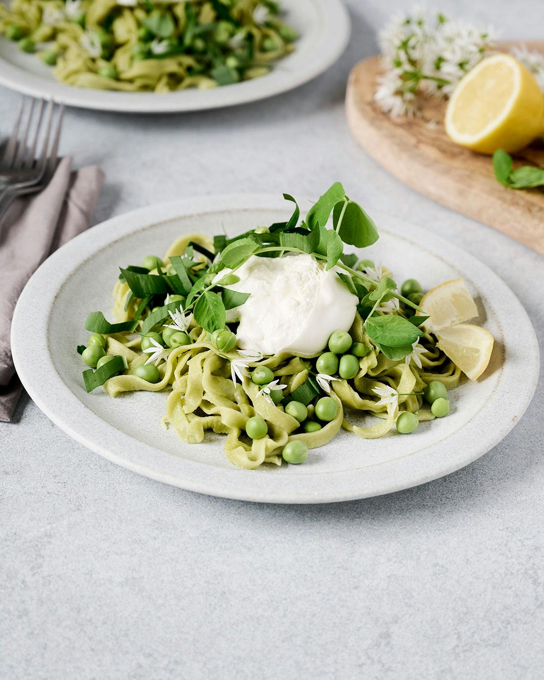 Ramsløgpasta med burrata og friske ærter