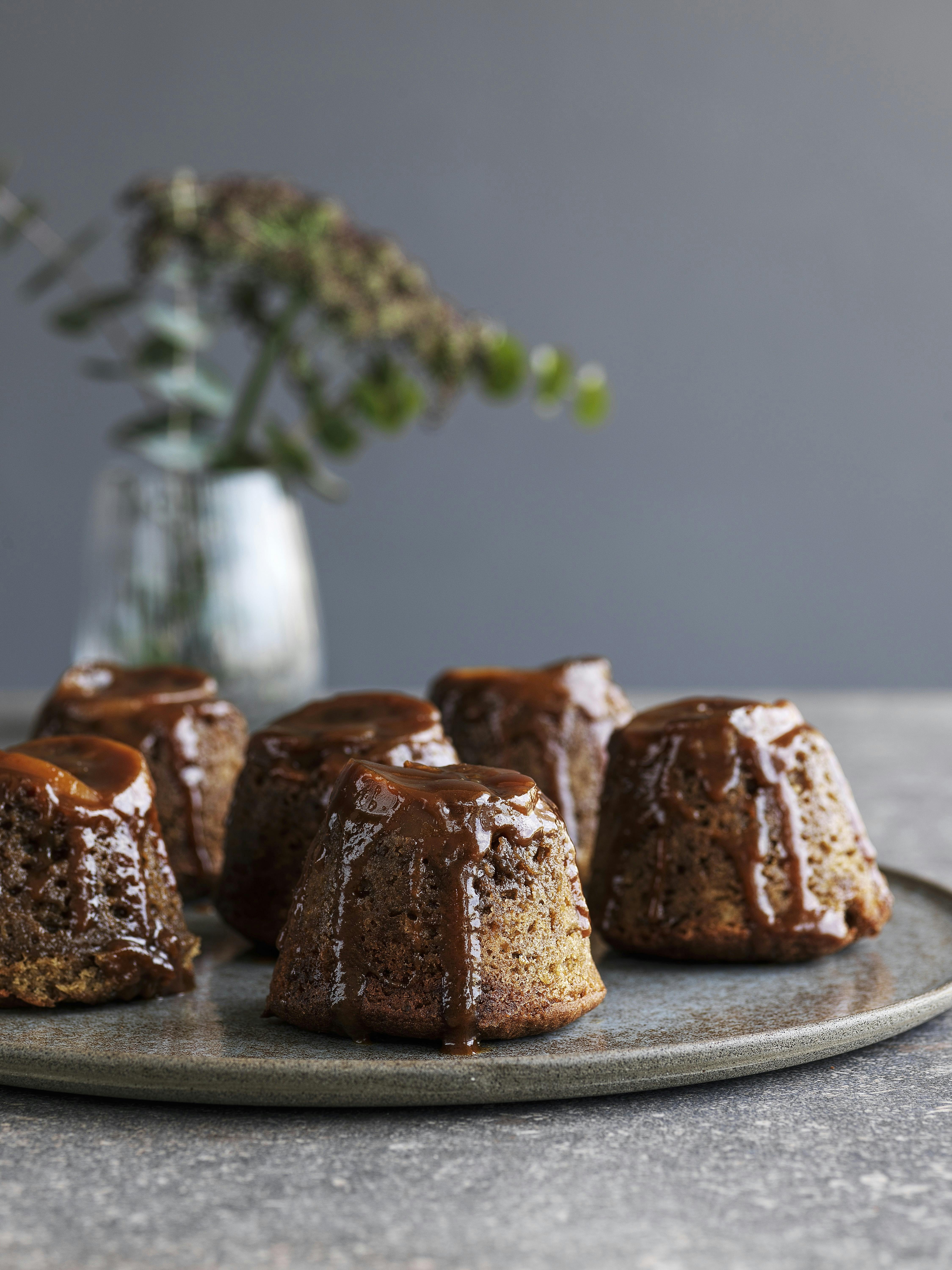 Muffins serveret på hovedet med æble og karamel