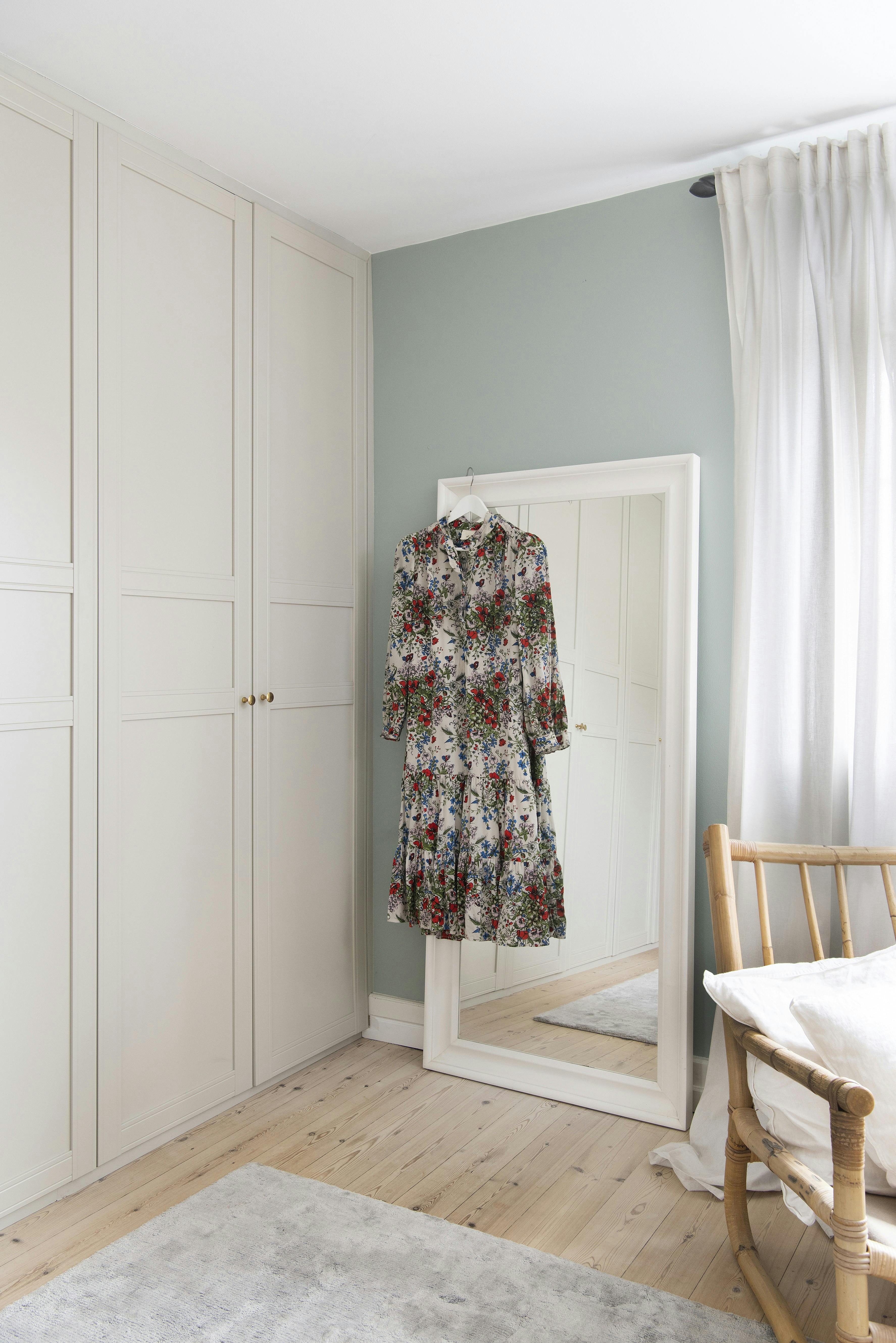 Kjole hængende på spejl i soveværelse