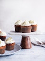 Muffins med rabarberkompot, mascarponecreme og hvid chokoladedrys