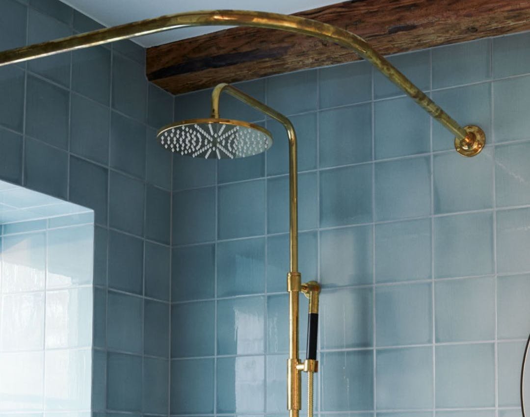 Fliser med bløde fuger, der er renset for skimmelsvamp