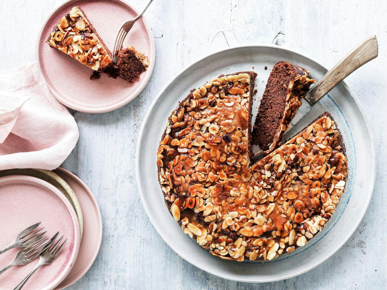 Chokoladekage med karameliseret topping af nødder og fudge