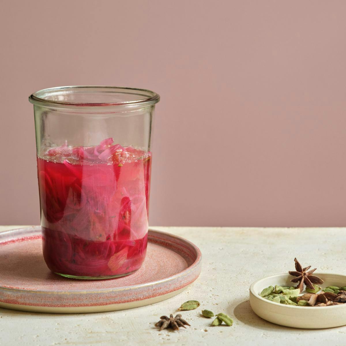 syltede rabarber med kardemomme, stjerneanis, fennikel og rødløg