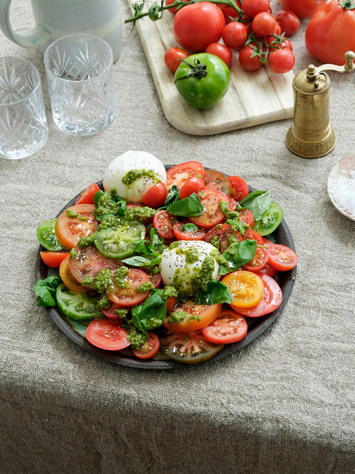 Tomatsalat med burrata og hjemmelavet basilikumpesto