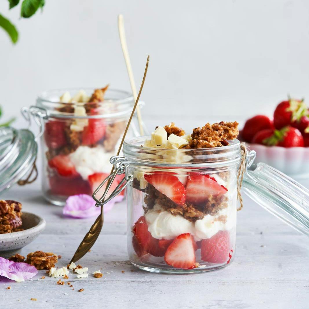 Jordbærtrifli med pekannøddecrunch og hvid chokolade i lag