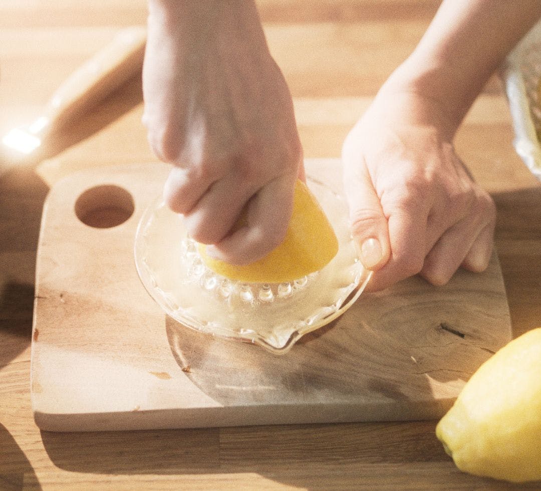 Skærebræt rengjort med citron