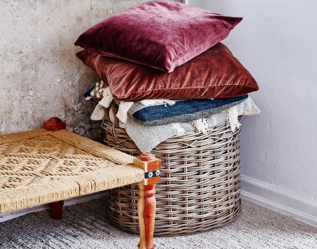 Kurv med opbevaring af tæpper og puder