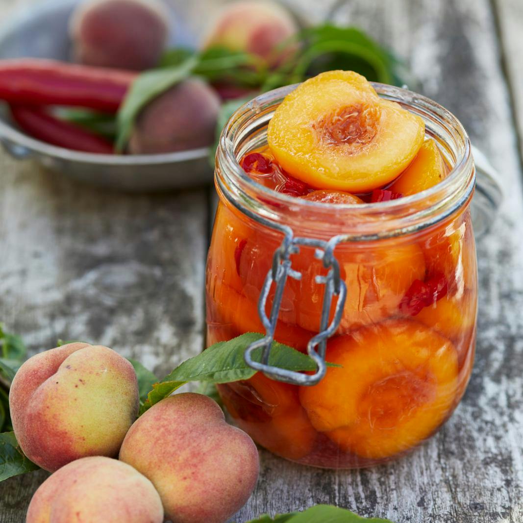 Syltede ferskner i spicy sukkerlage