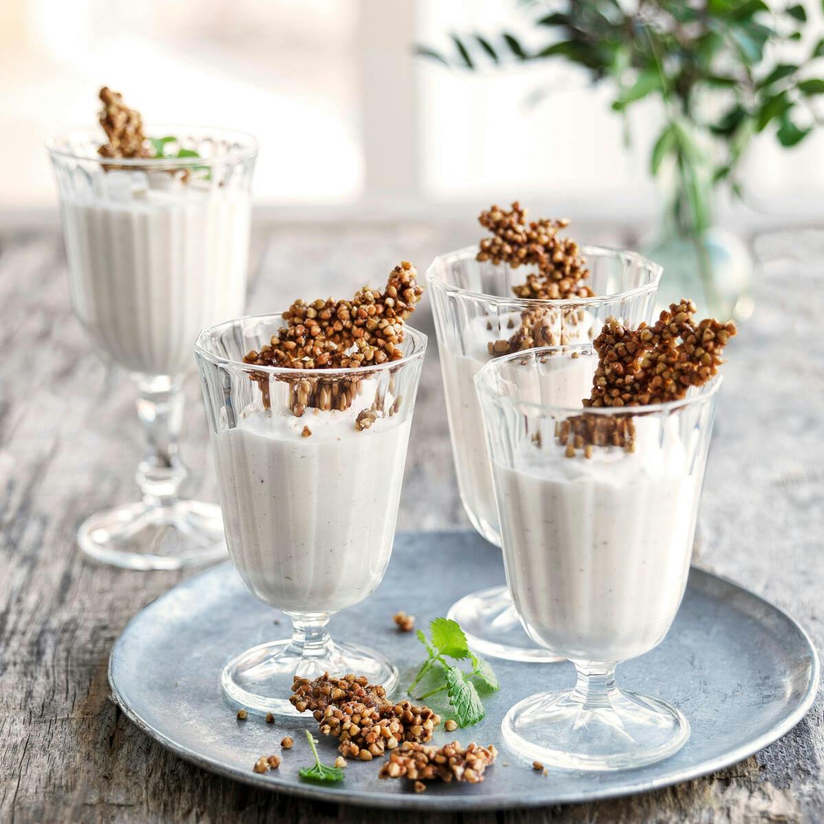 Koldskålsmousse med lime og boghvedeknas i portionsanrettede glas