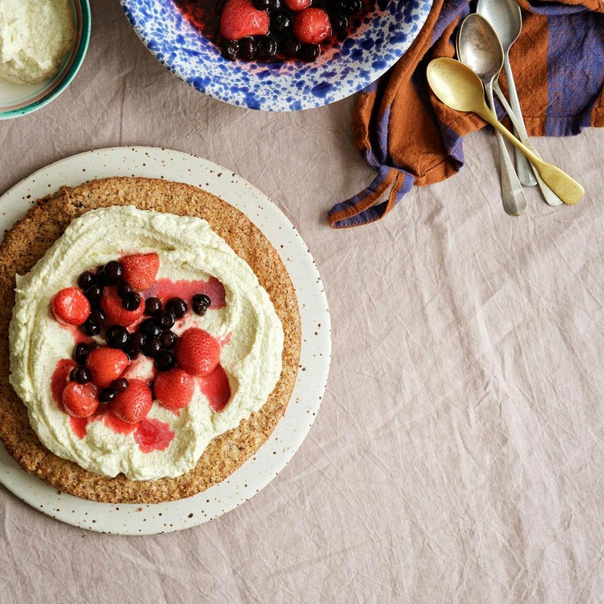 nøddebund med vaniljeskum og blandede bær