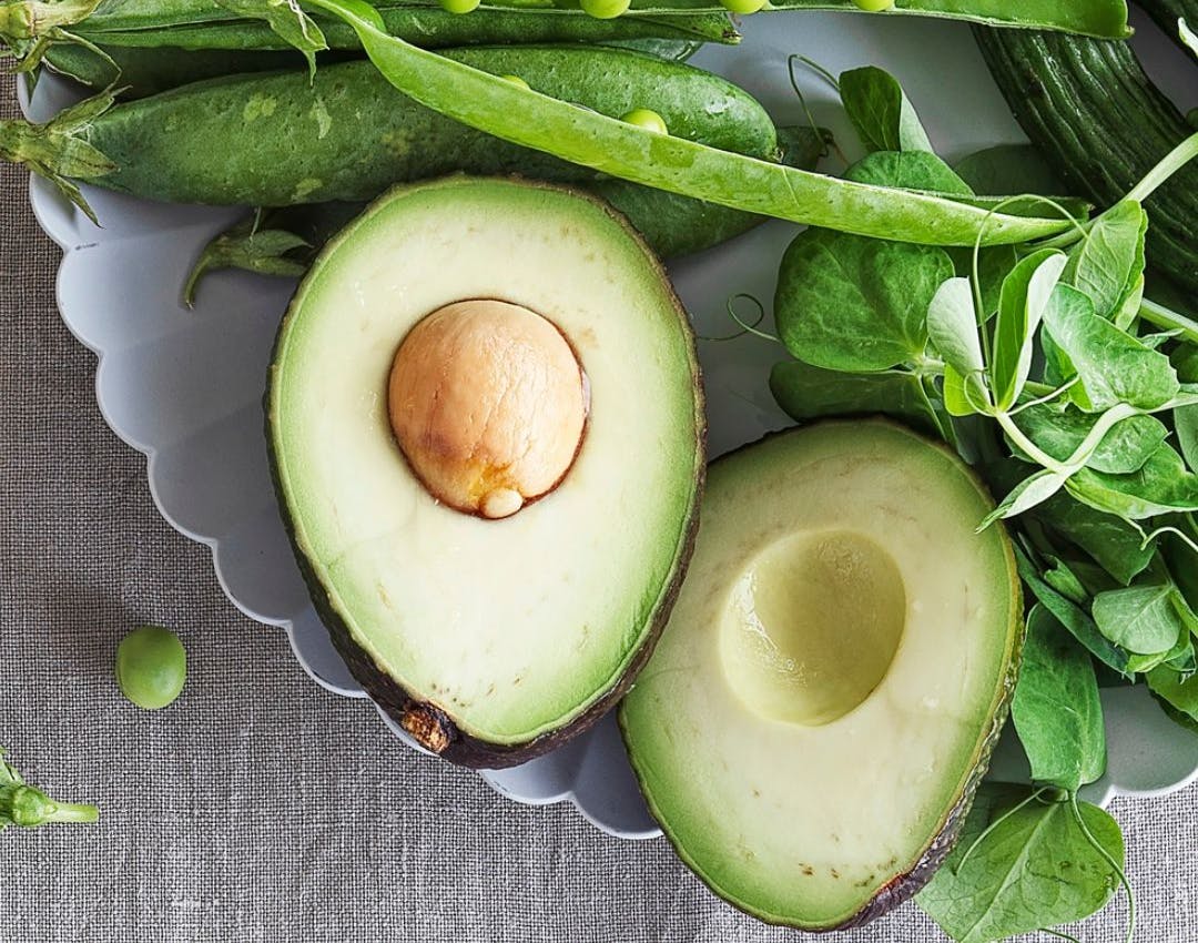 Moden avocado på tallerken