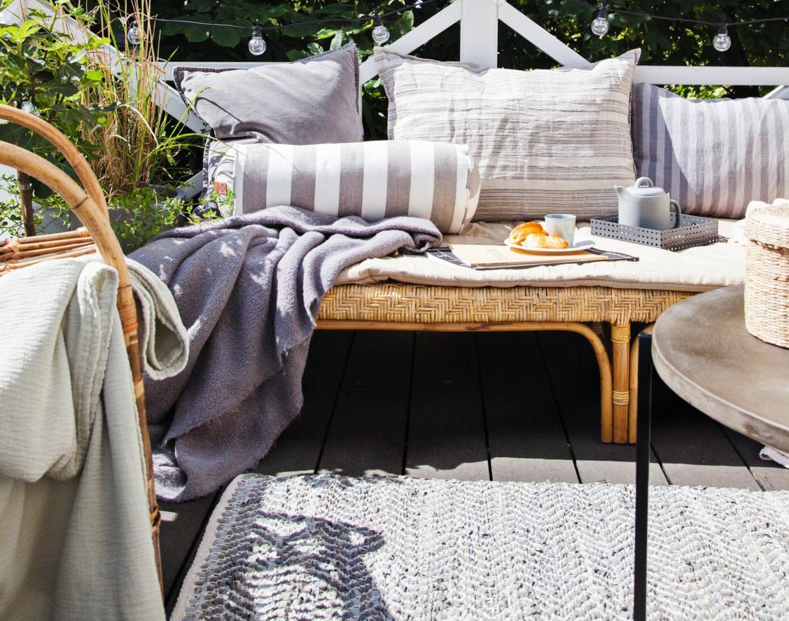 Loungeområde på terrassen med udendørstæppe