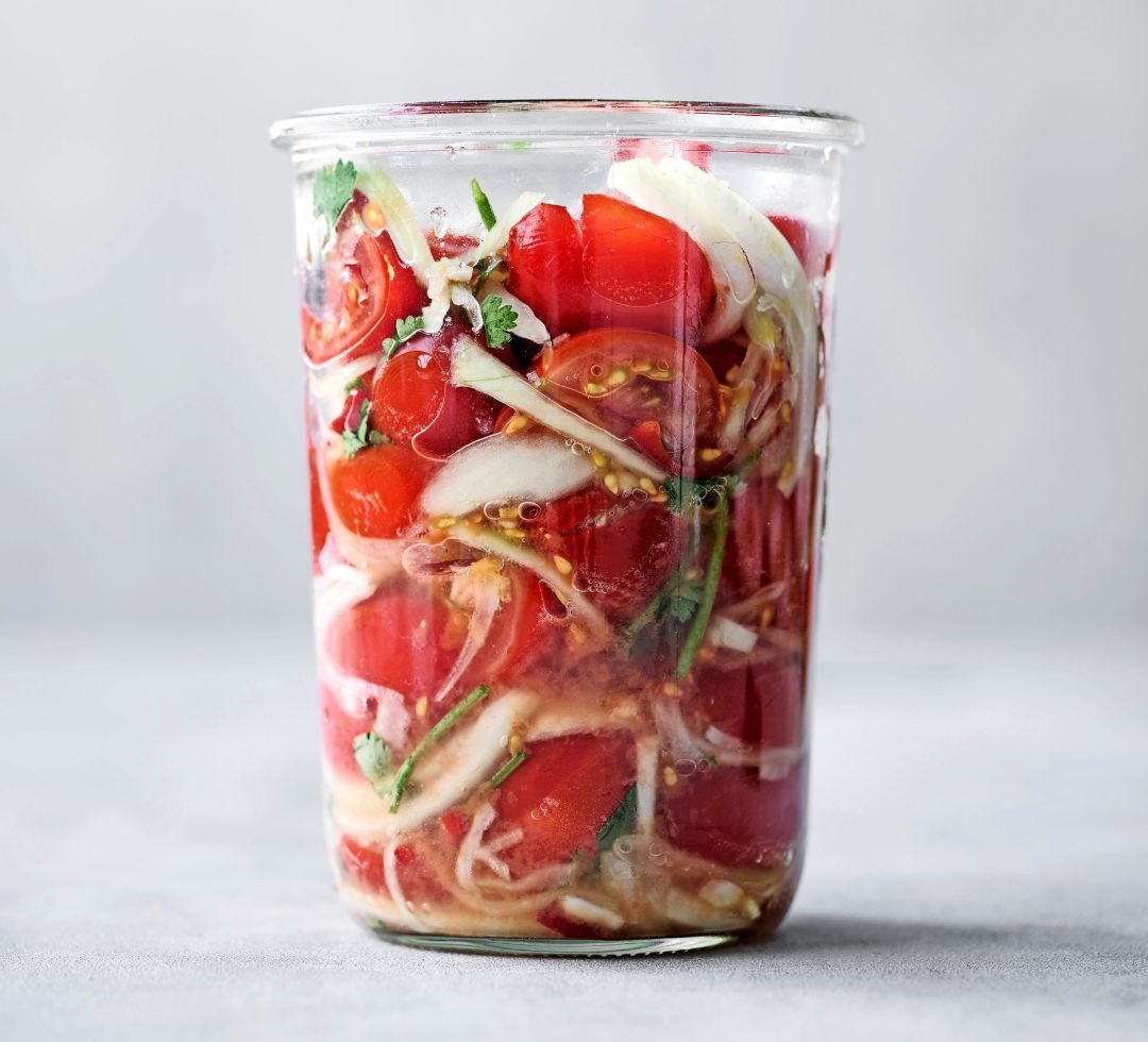 Tomater med løg i glas