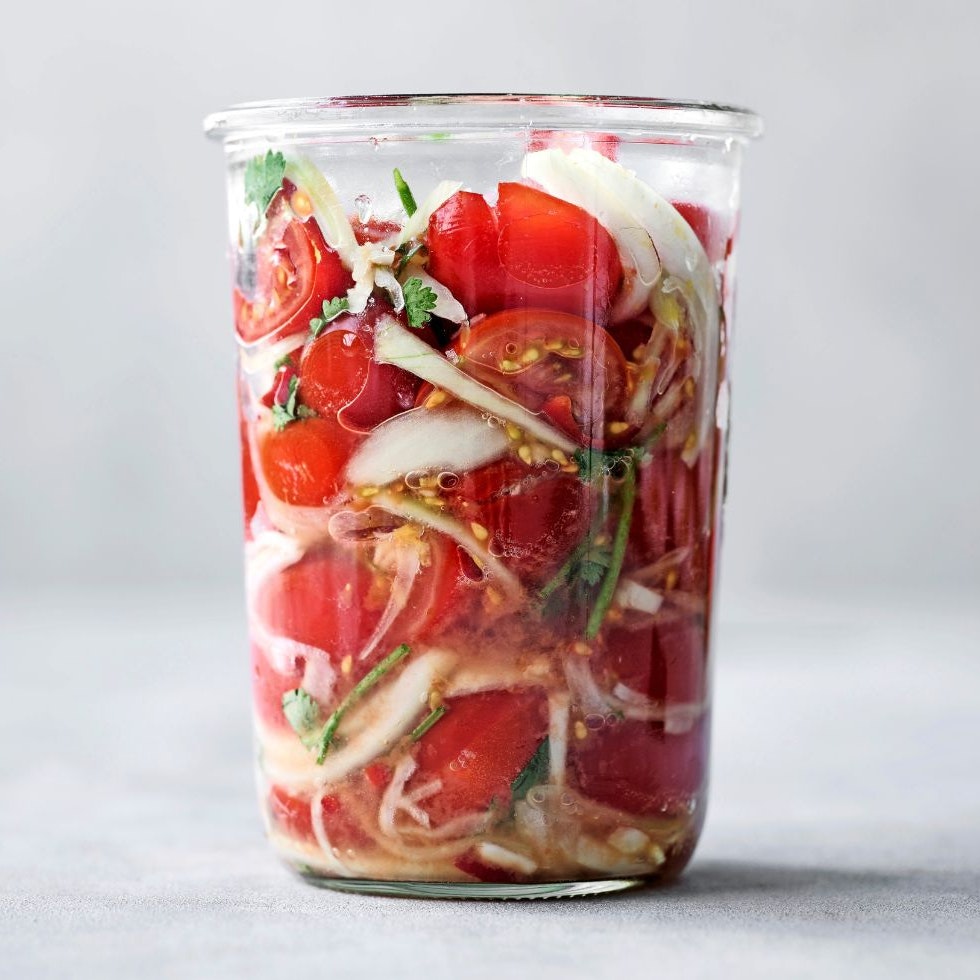 Tomater med løg i glas