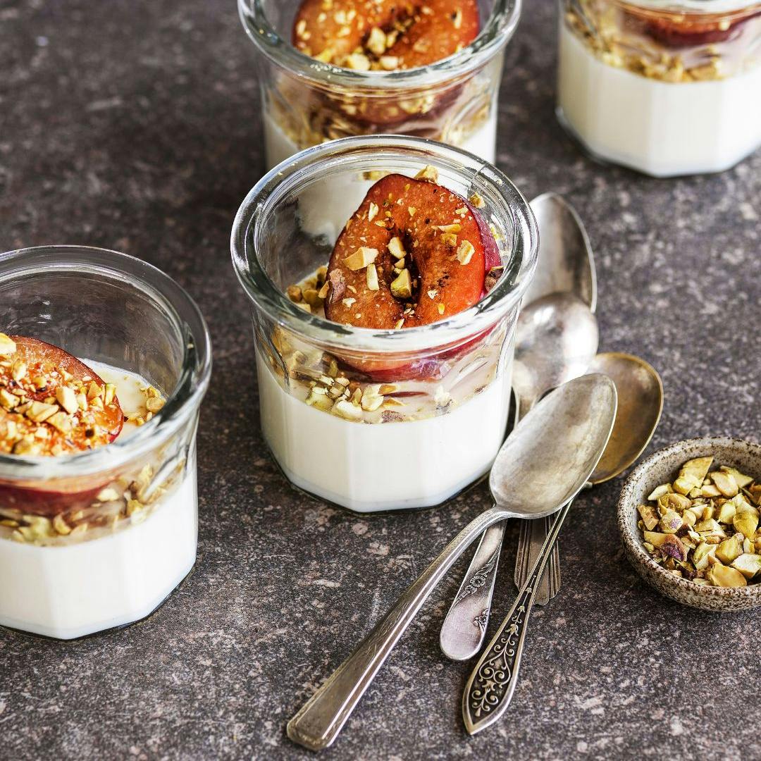 Panna cotta med karamelliserede blommer