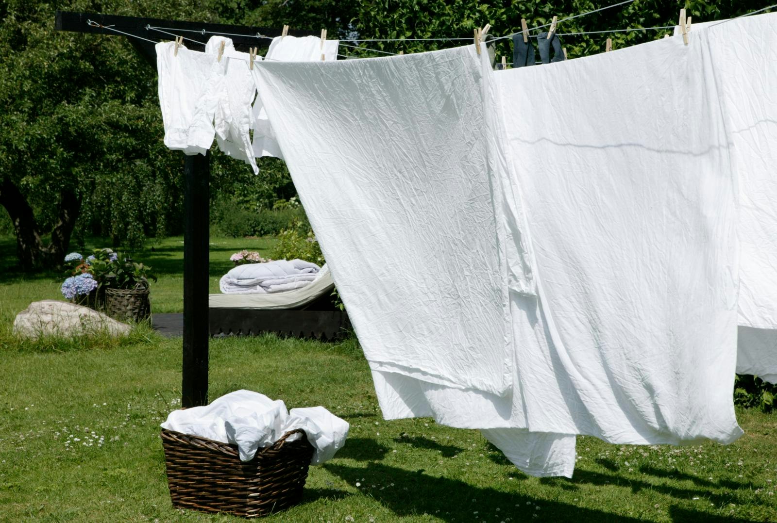 Vasketøj tørres udenfor på tørresnor