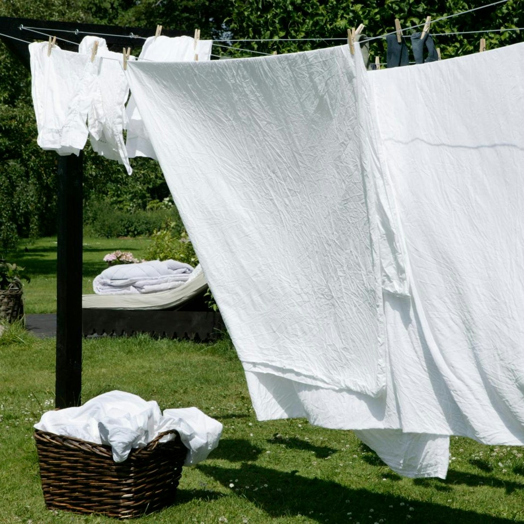 Vasketøj tørres udenfor på tørresnor