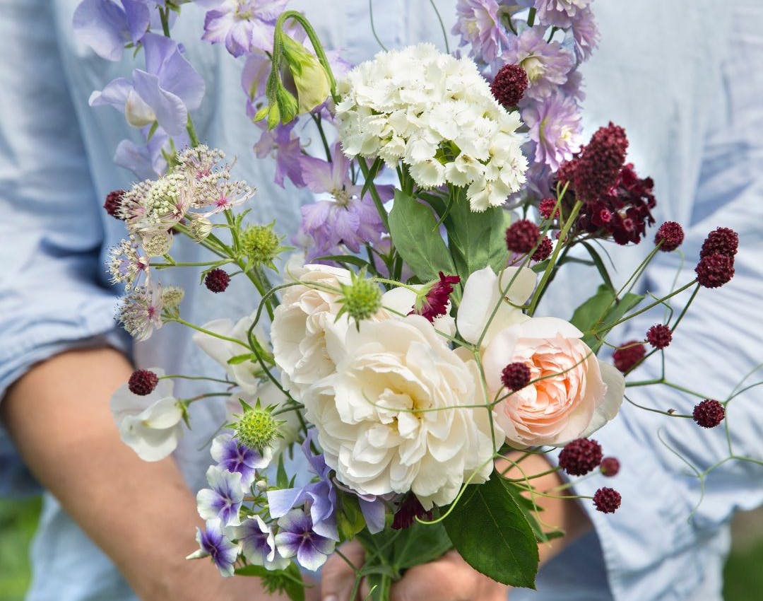 Blomsterbuket fra haven med forårsblomster