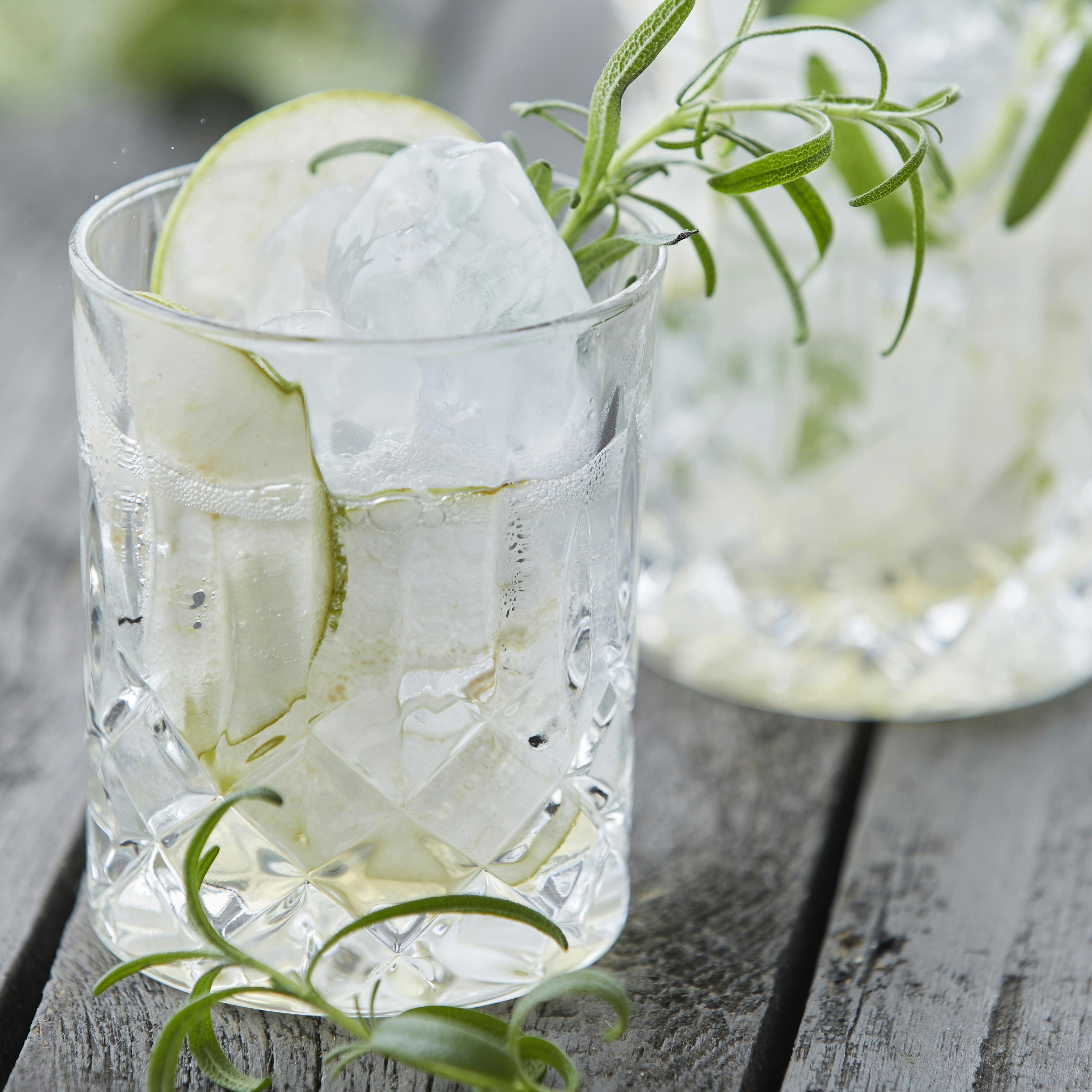 Drink med danskvand, gin og pære