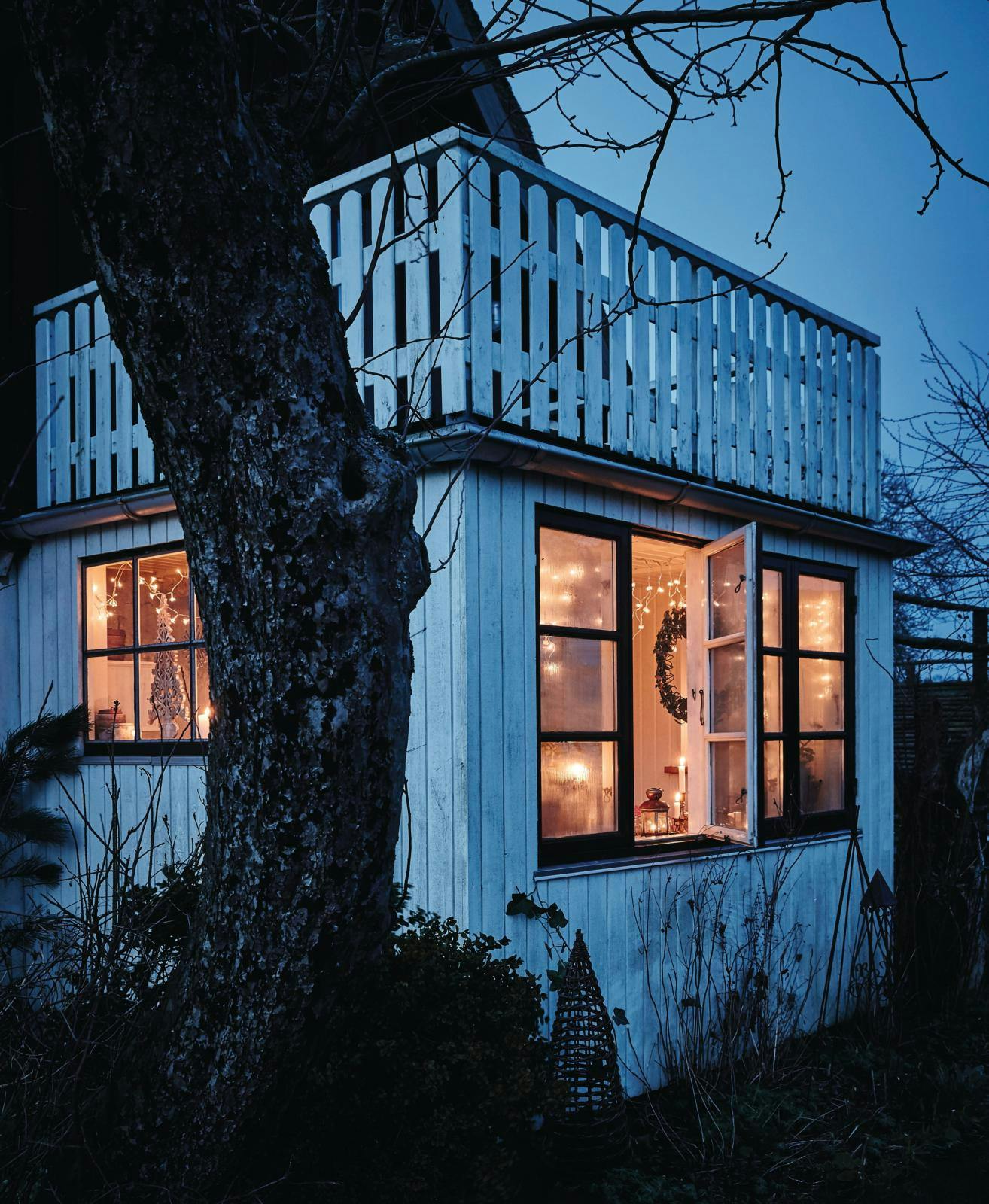 Lys indenfor i et hus, hvor mørket falder på udenfor