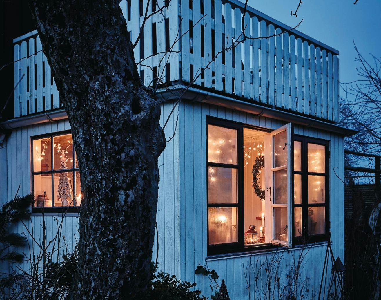 Lys indenfor i et hus, hvor mørket falder på udenfor