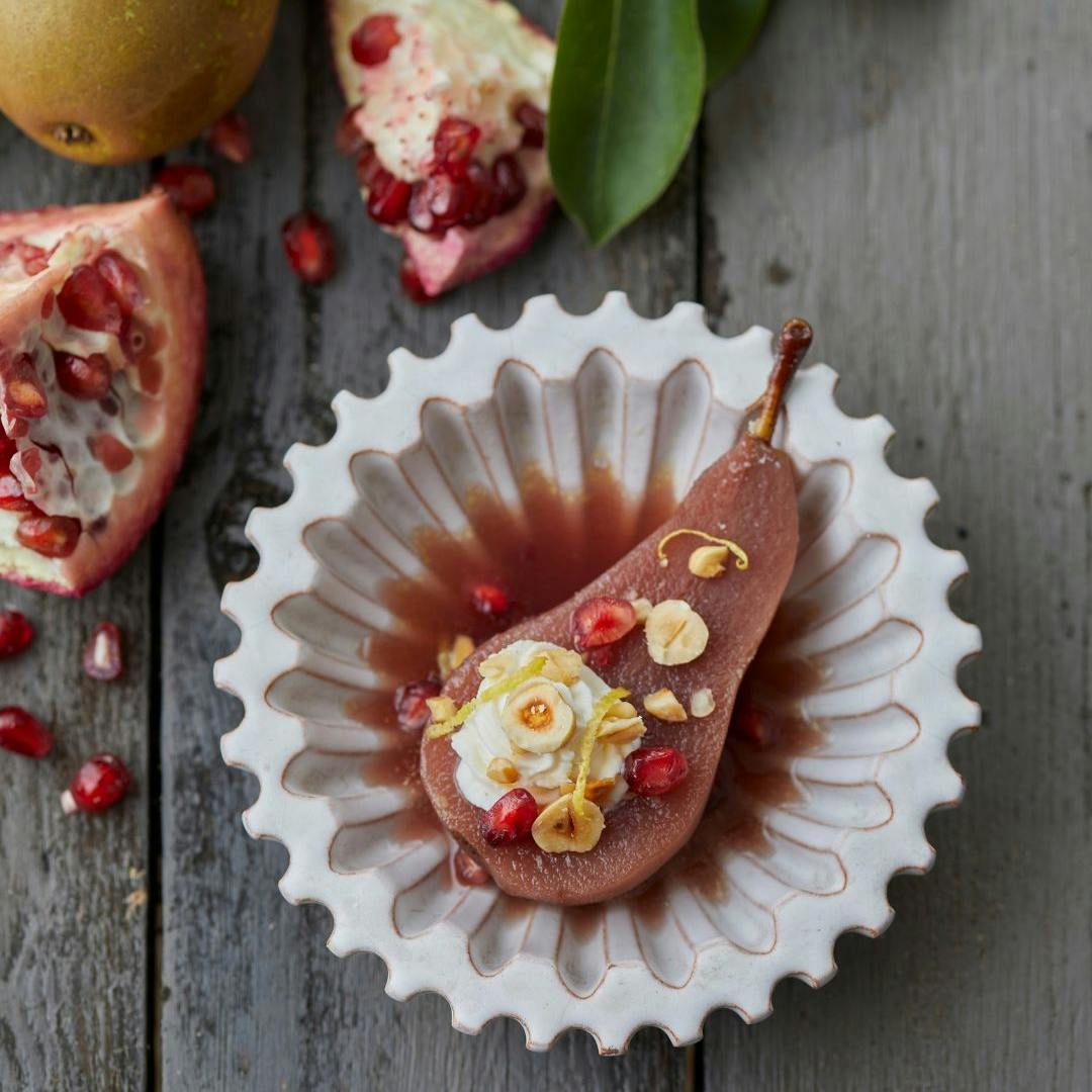 Pocherede pærer med granatæble