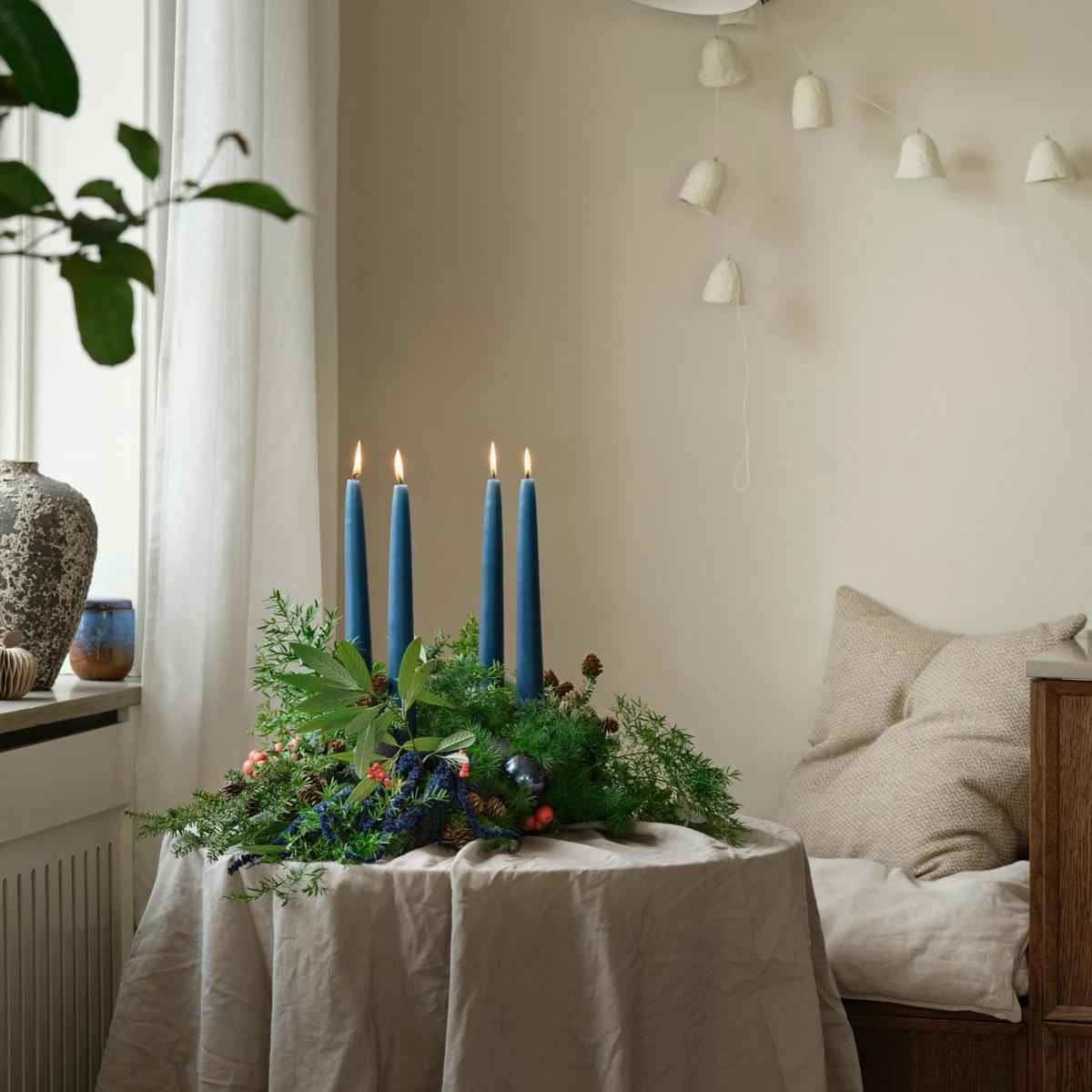 Traditionel adventskrans med blå lys