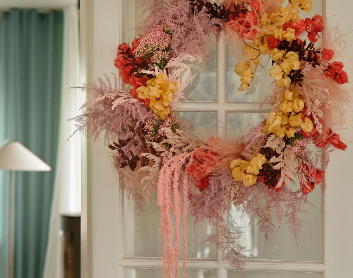 Farverig dørkrans i lyserød