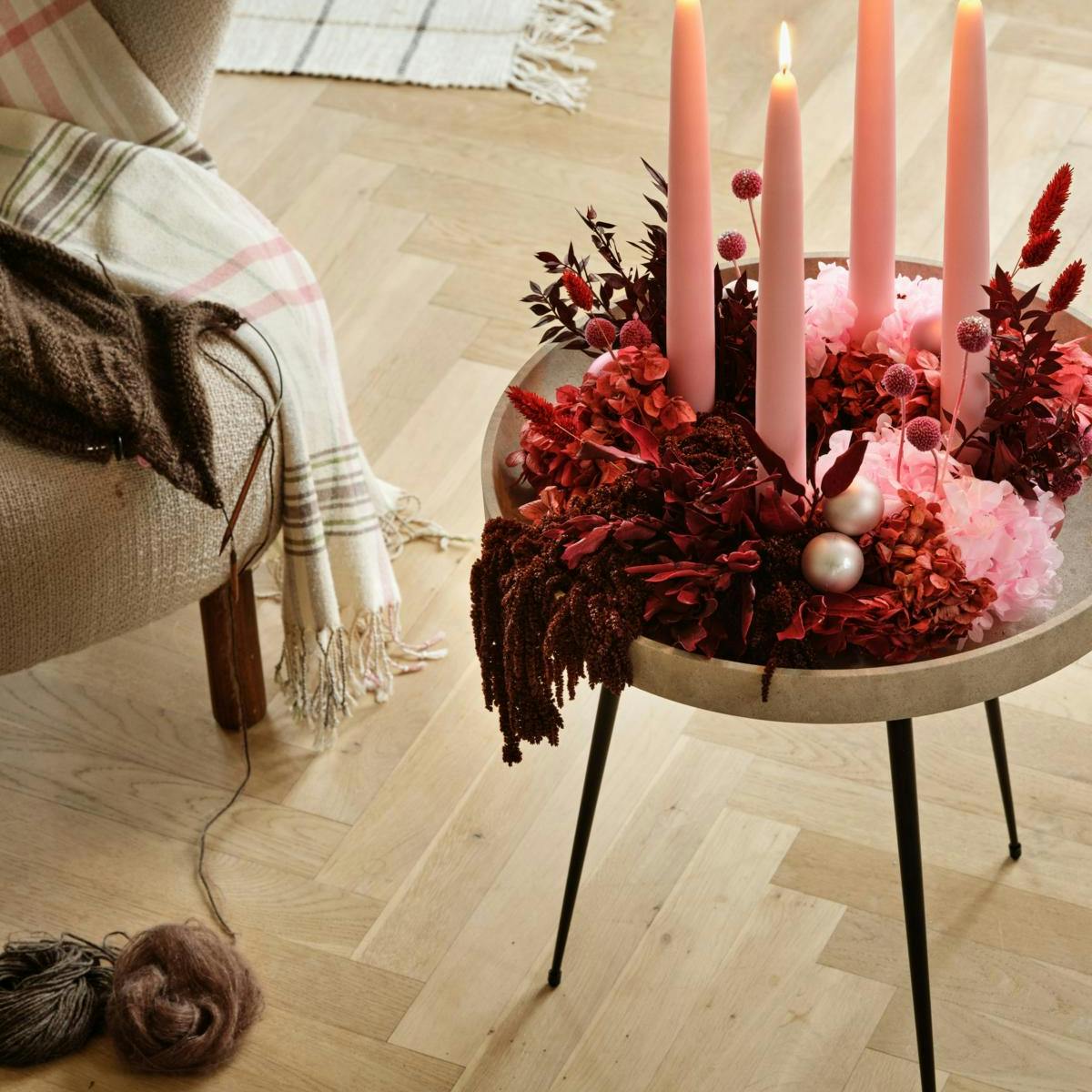 Adventskrans i lyserøde og røde farver