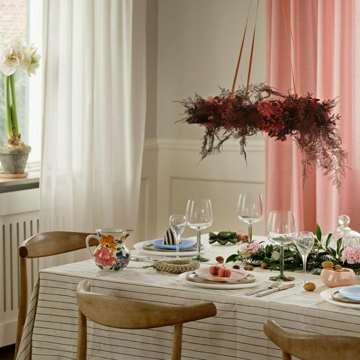 Hængende julekrans i rødlige nuancer