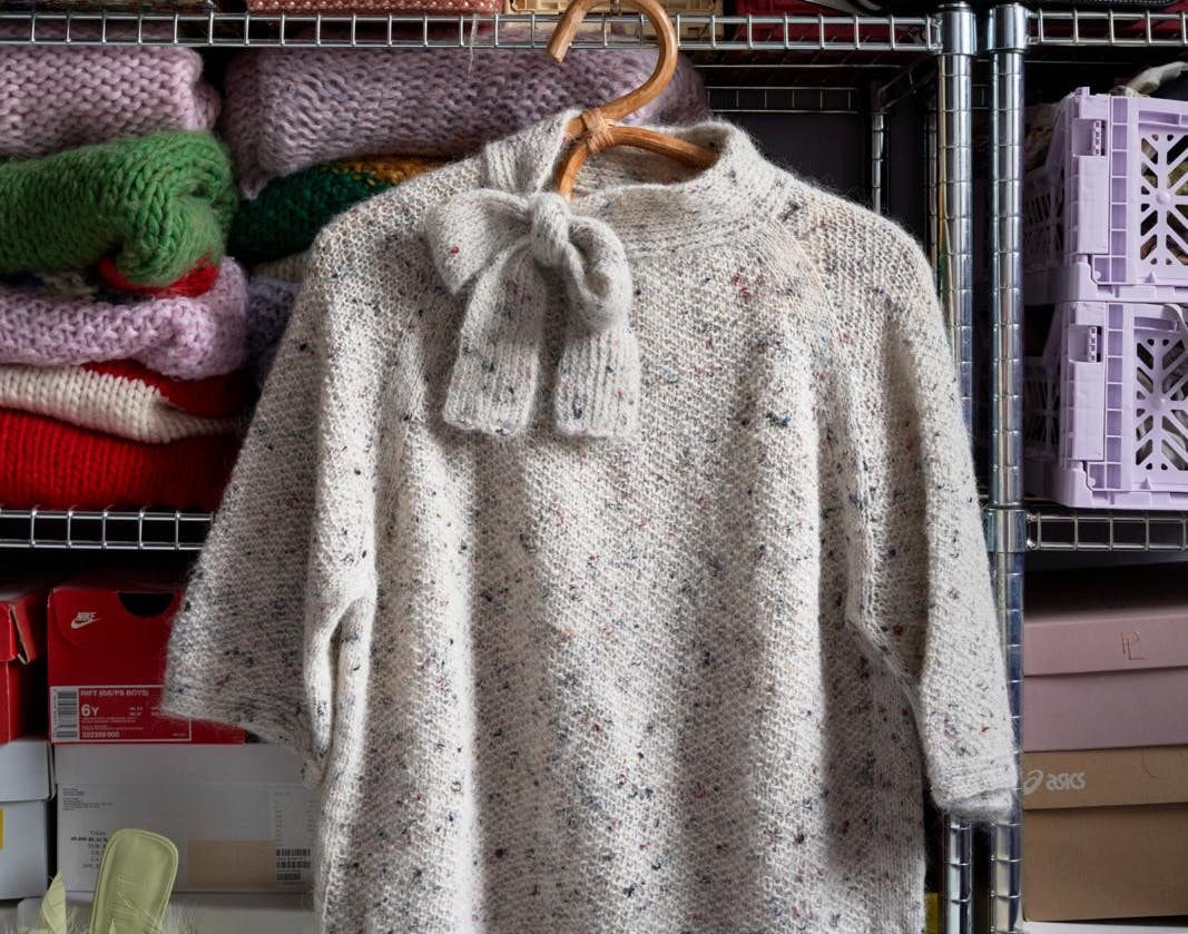 Strikbluse med sløjfe i halsen