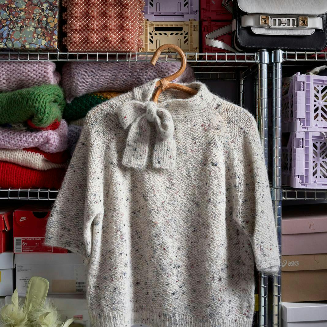 Strikbluse med sløjfe i halsen