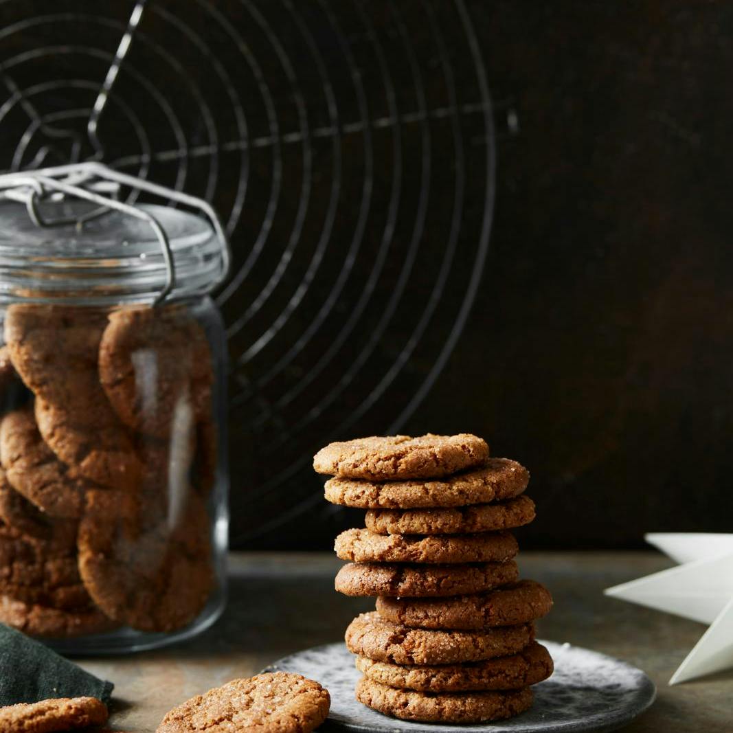 En stak af julede kanelsmåkager med ingefær og mørk sirup