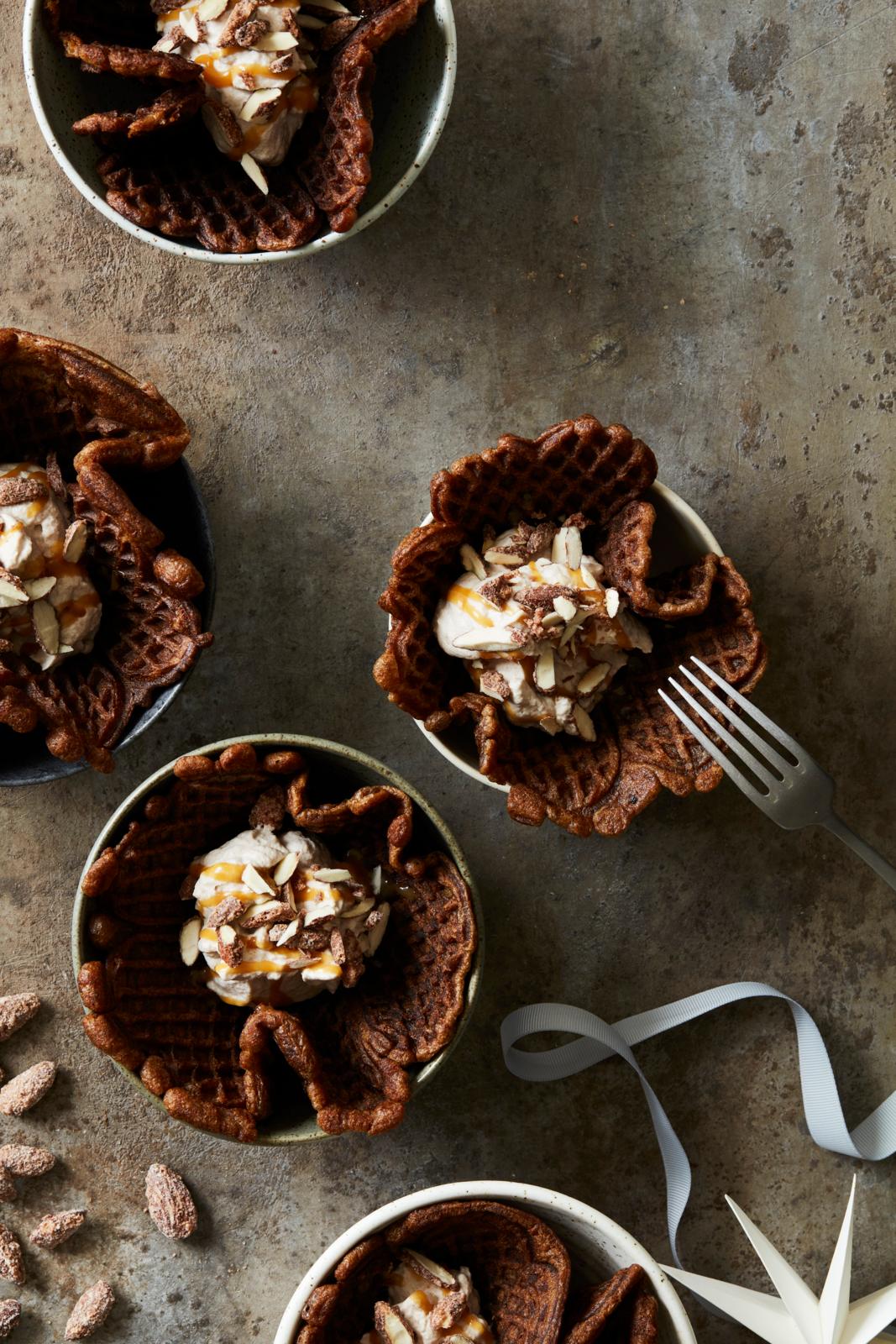 Vafler med kanelskum og brændte mandler