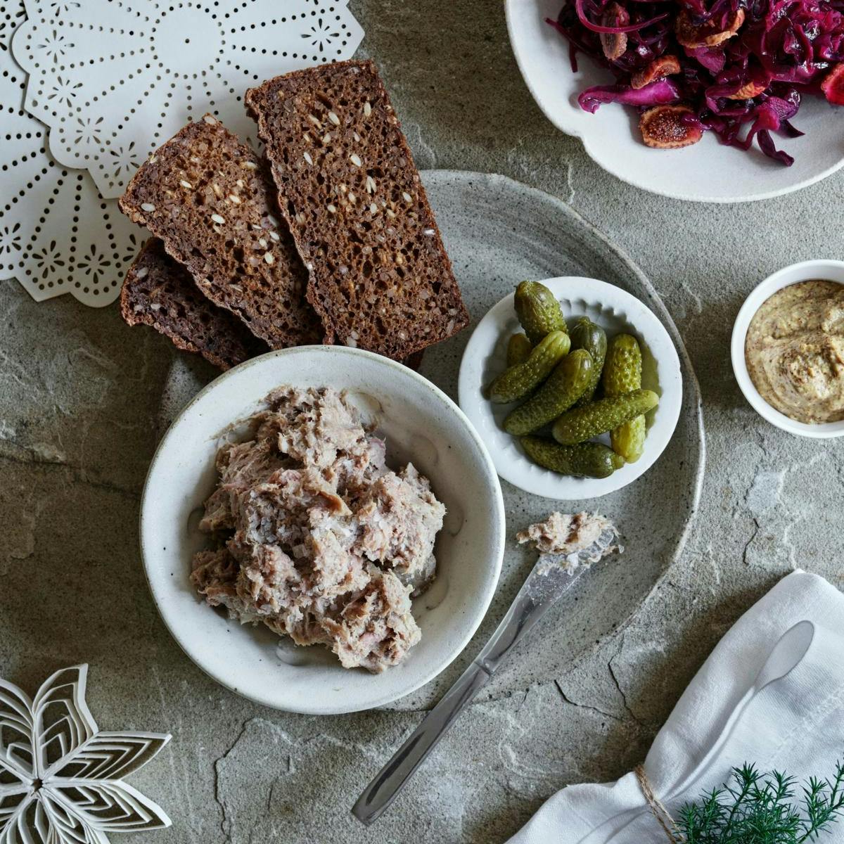 Anderillette med rugbrød, syltet rødkål og cornichoner