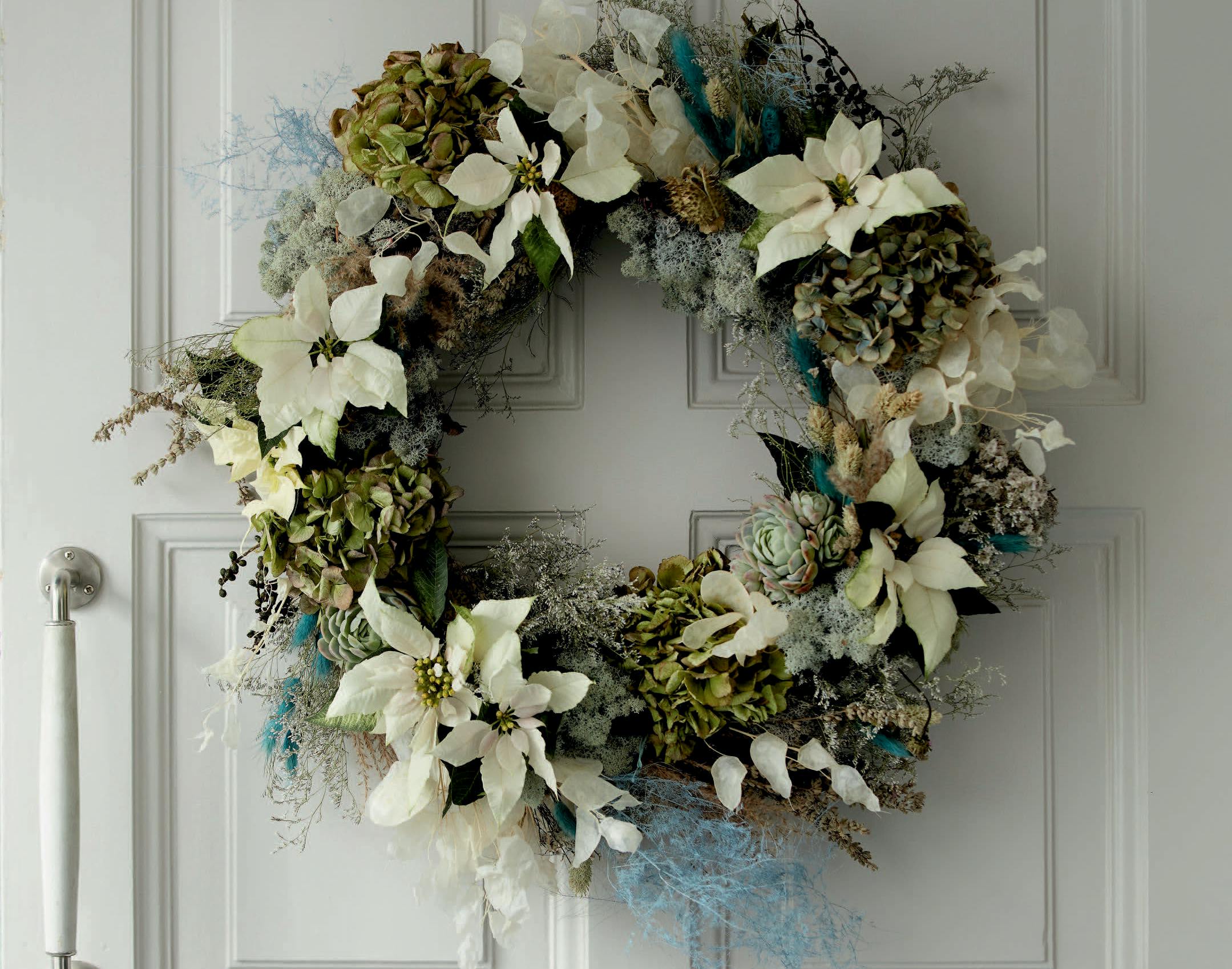 Dørkrans med grønt og hvide julestjerner